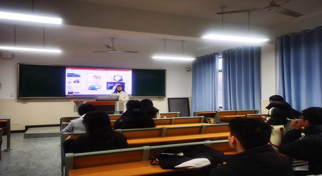 会议室里的人们描述已自动生成