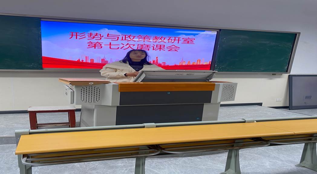 图片包含 电脑, 男人, 桌子, 小描述已自动生成