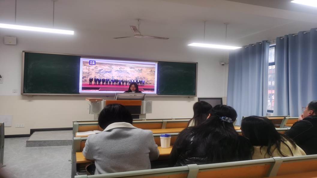 会议室里的人们描述已自动生成