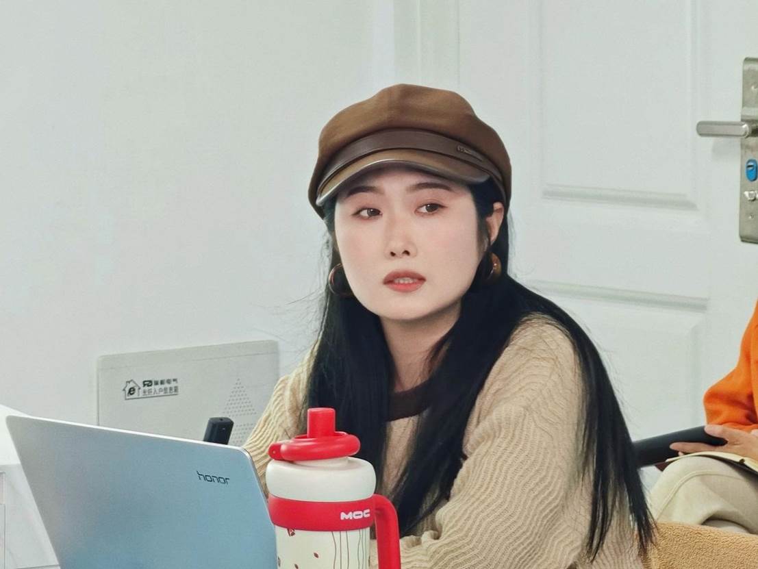 戴着帽子的女人在摆拍AI 生成的内容可能不正确。